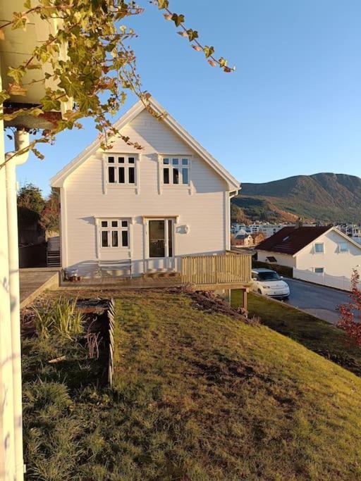 Charming House In Ulsteinvik With Free Parkingヴィラ エクステリア 写真